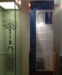 Ausstellungstafel und -objekt zu Reformsynagogen in Deutschland 
