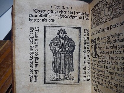 Ganzkrperportrait Martin Luthers in einer dnischen bersetzung von Luthers kleinem Katechismus (1722), Halle, Bibliothek der Franckeschen Stiftungen