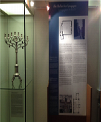 Ausstellungstafel und -objekt zu Reformsynagogen in Deutschland