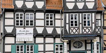 "Das Papierne Zeitalter� am Klopstock-Haus in Quedlinburg. Foto: Matthias Bein [dpa]