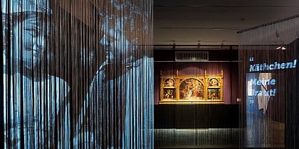 Blick in die Ausstellung mit K�thchen-Installation. Foto: Falk Wenzel